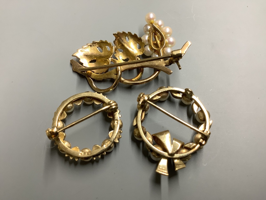 Three assorted modern 9ct gold brooches, one set with emerald, diamond and cultured pearl and two set with cultured pearls only, largest 40mm